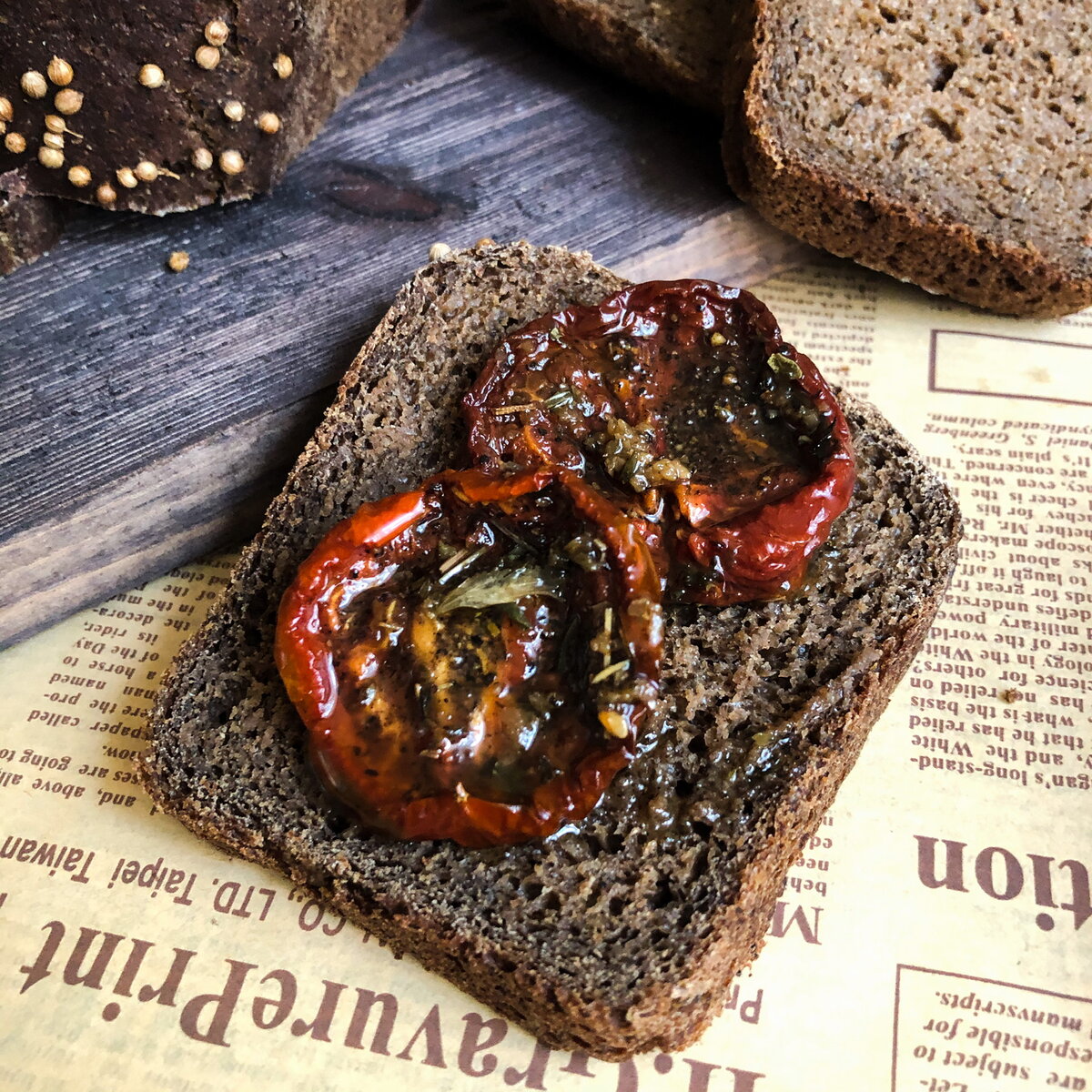 Бородинский с вялеными томатами