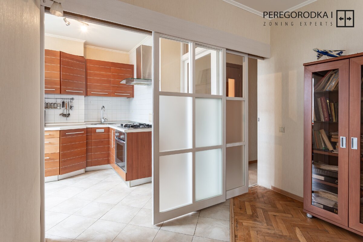 На фото наша перегородка зонирования кухни с жесткими условиями от газовщиков