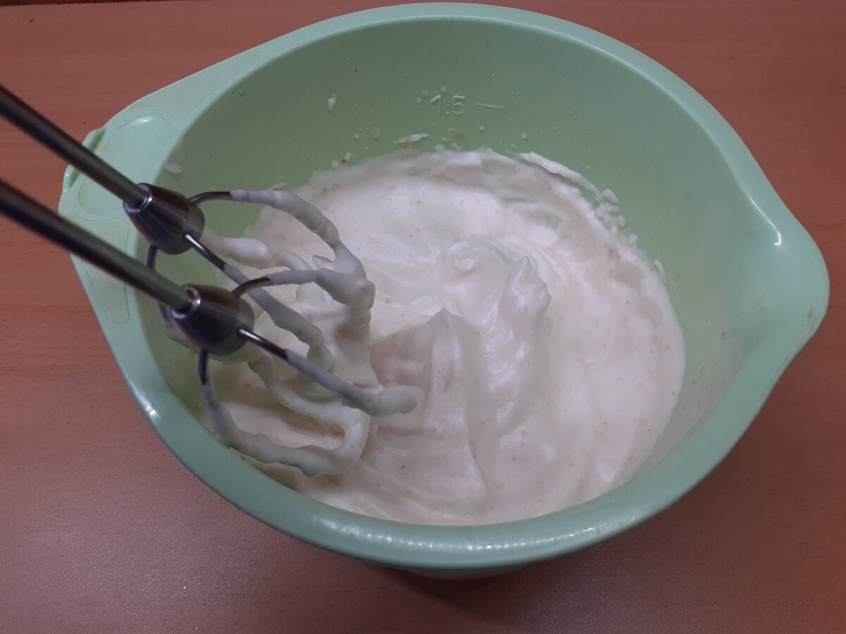 почему белки не взбиваются в пену. взбитые яичные белки. как взбить сливки для тирамису. взбитые яйца с сахаром. почему белки не взбиваются в пену.