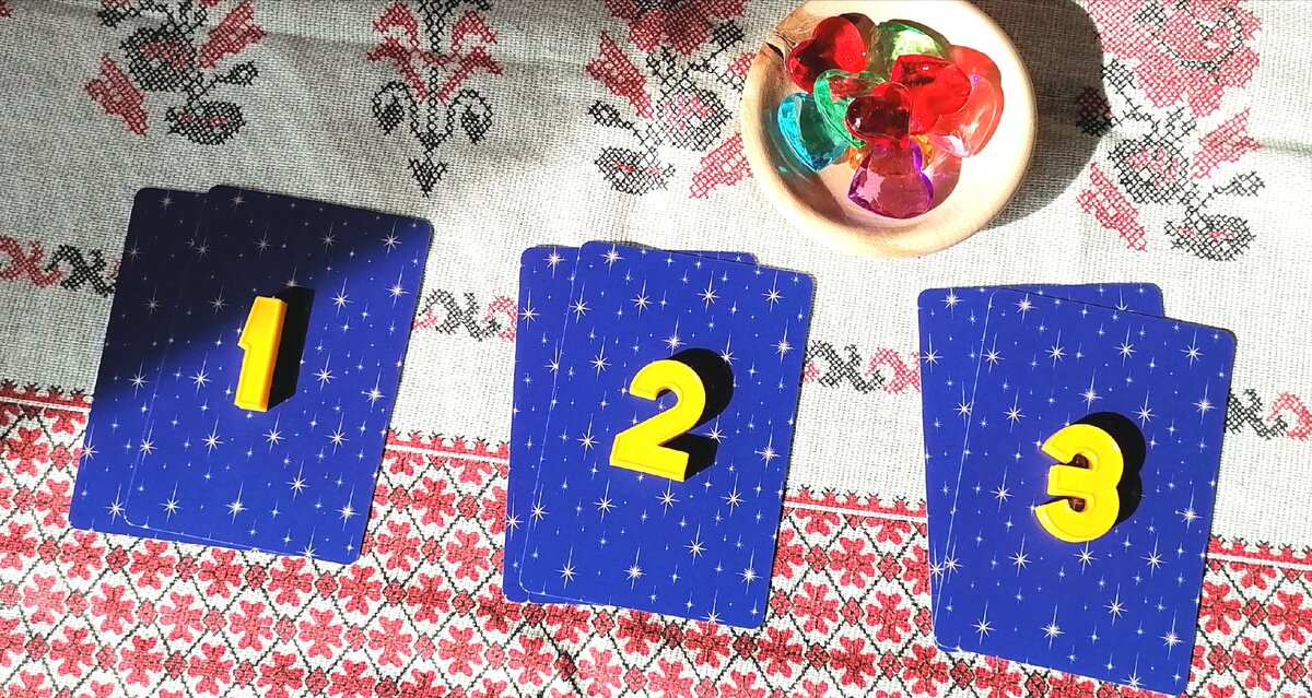 Расклад на 3 варианта, колода Райдера-Уэйта