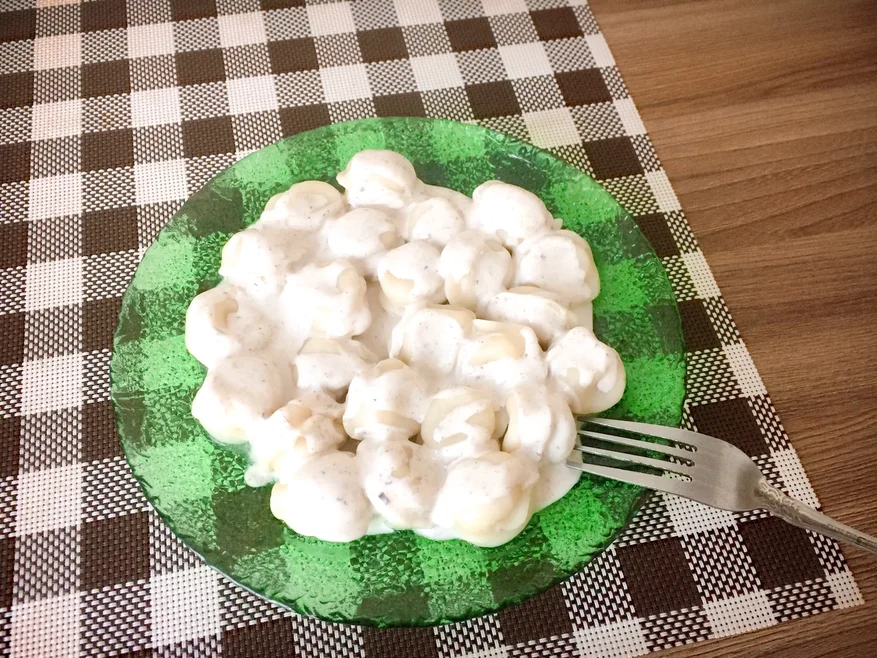 Соус получается слегка розоватого оттенка с симпатичными вкраплениями.