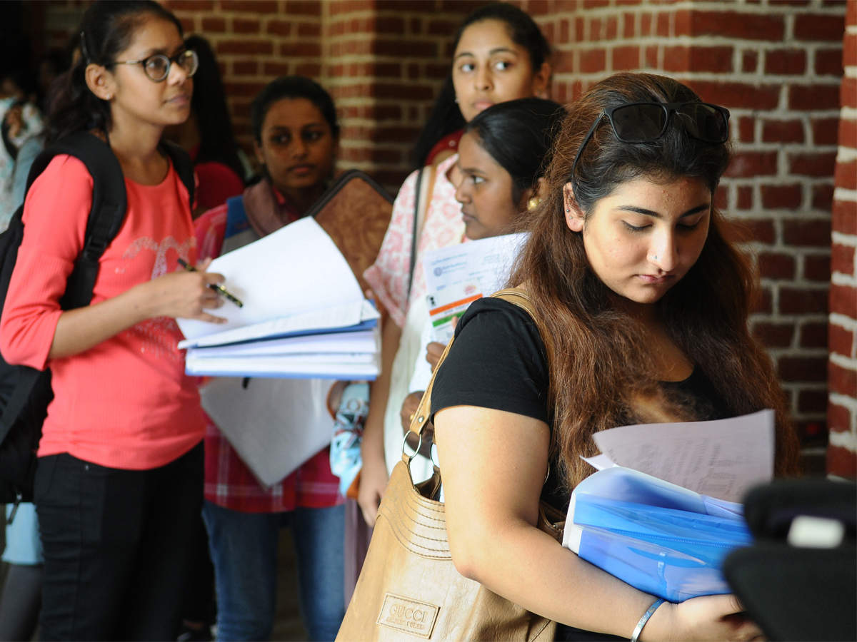 Universities india. Делийский университет. Индия Дели университеты студенты. Indian girl in University. Delhi университет картинки.