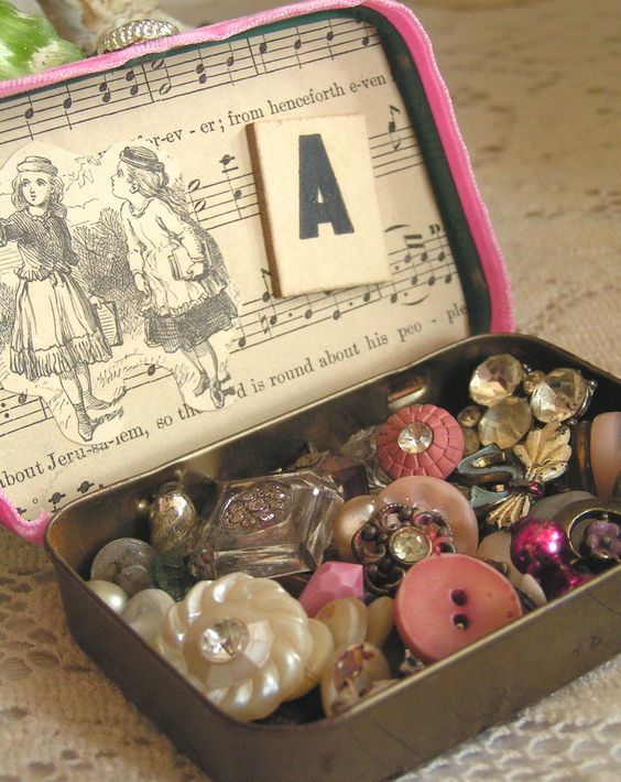 Коробка с пуговицами. Источник https://www.pinterest.at/pin/46513808639585885/.