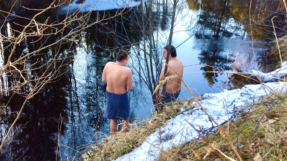 Как думаете, чем эти люди мотивируют себя, купаясь в ледяной воде в марте? ;)