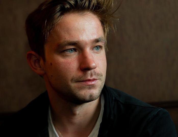 Моя бабушка про такой тип внешности, как у Петрова, говорила - "ни кожи, ни рожи, и жопа с кулачок".