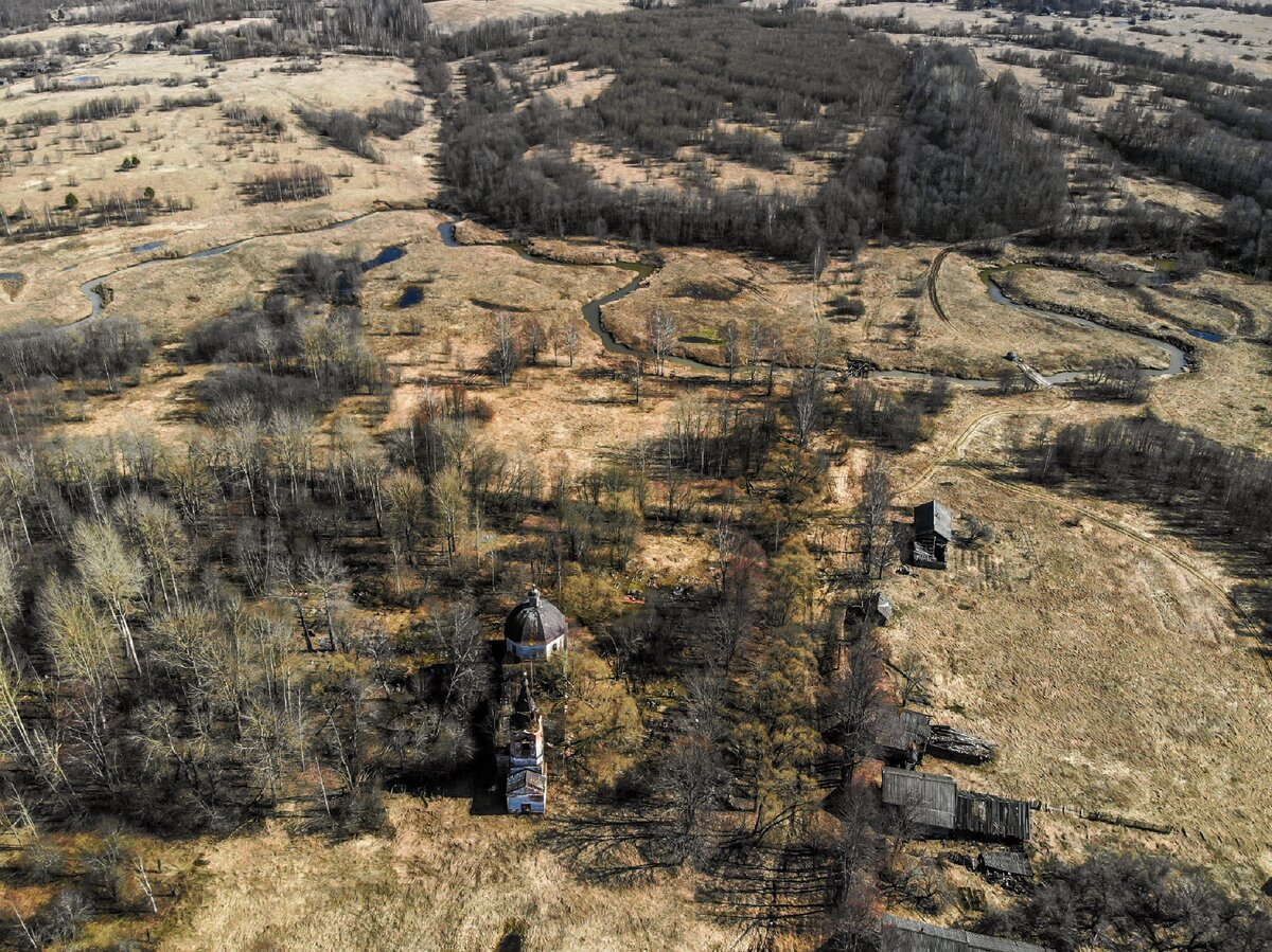 Село Бережай, речка, а вдалеке, за лесом - грунтовая дорога