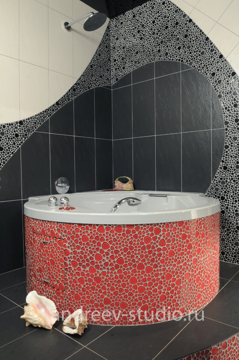 Фото реализованного проекта ванной комнаты в современном стиле с круглой ванной и динамичными линиями. Дизайнеры интерьеров Андрей и Екатерина Андреевы.