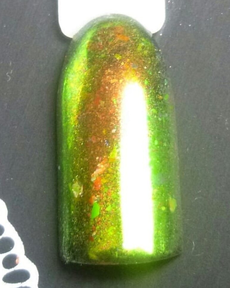 На черный просушенный цвет я нанесла топ без липкого слоя,просушила, пока топ теплый нанесла втирку. 