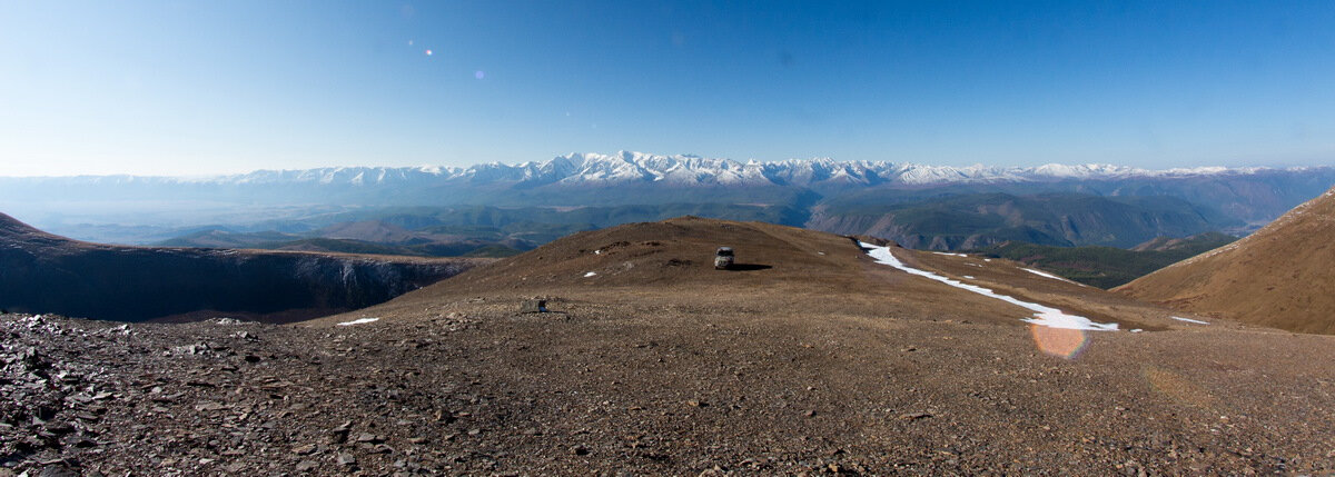 Высота, на которой стоит машина, где-то 2850 метров над уровнем моря. Белки Северо-Чуйского хребта в ясную погоду не дают оторваться от созерцания их белоснежных вершин. (источник фото личное)