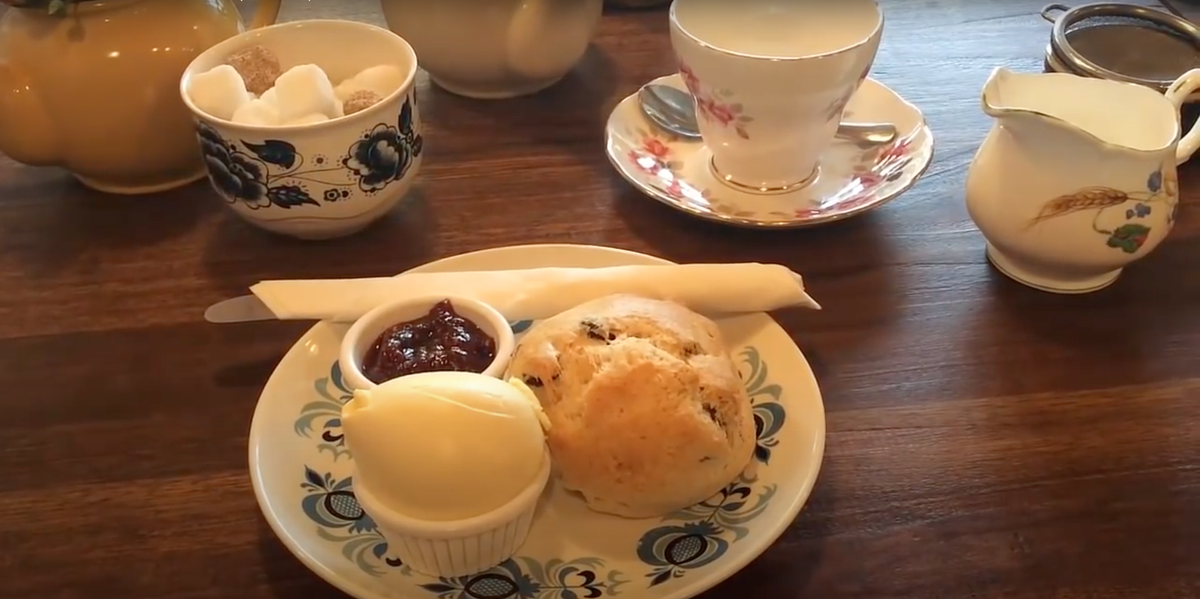 Зашли тогда в ближайшую кондитерскую и нам норм.