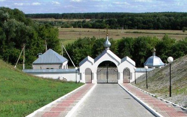 Ниже холки. Холки Белгородская область пещеры. Белгородская область холки монастырь экскурсия. Холковский пещерный монастырь памятник. Холки старый Оскол экскурсия.