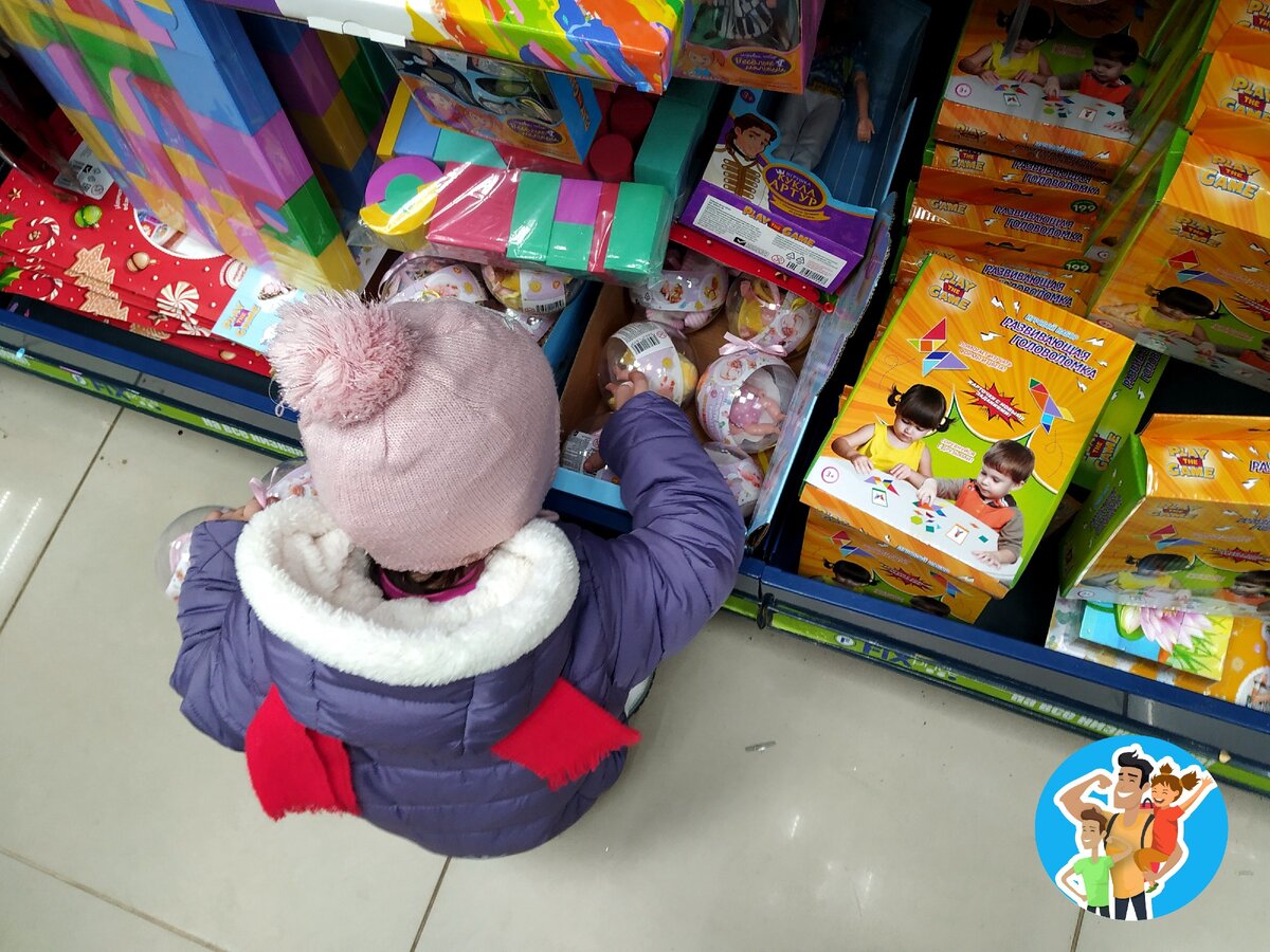 Дочка, конечно же, напала сразу на игрушки, но одну из множества, она не хотела класть обратно на полку.