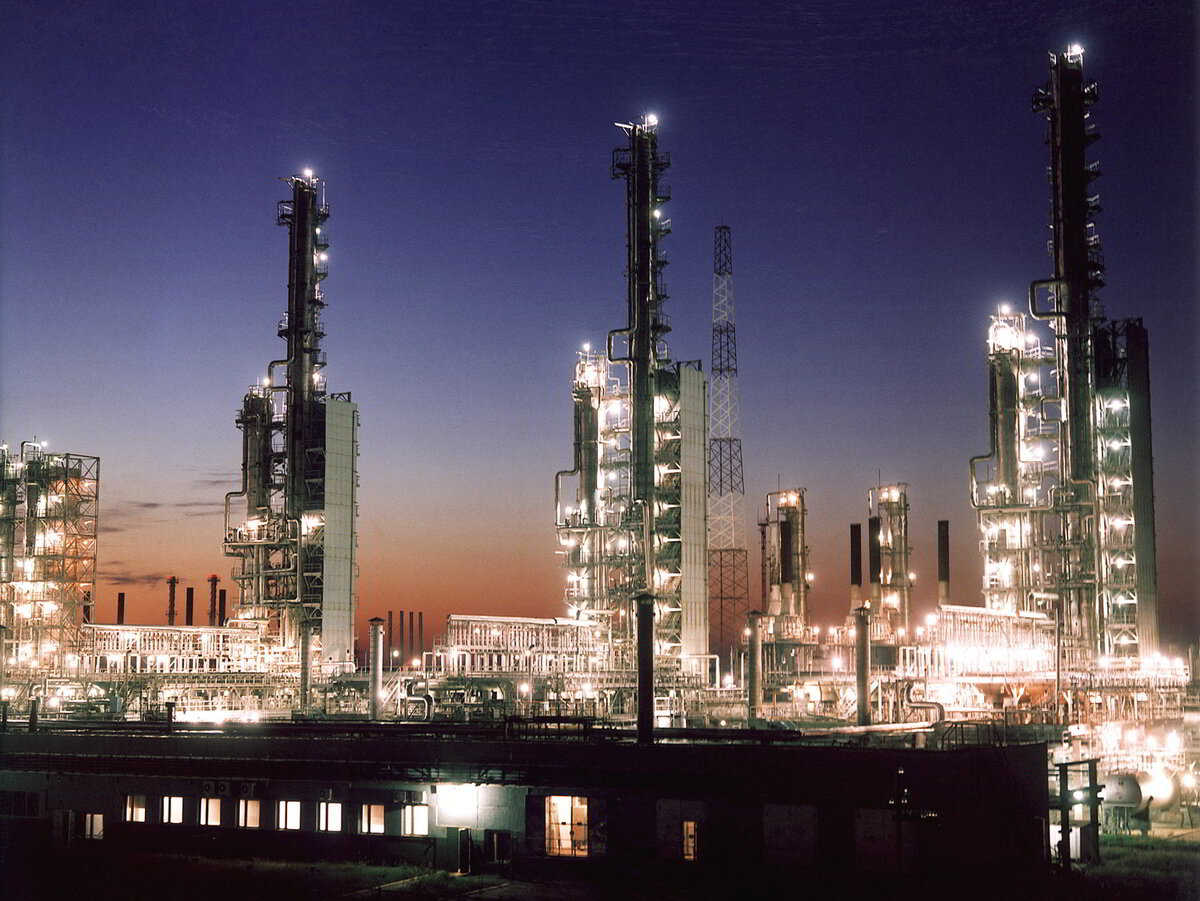 Специалисты нефтегазовой отрасли. Сургут завод нефти. Нефтехимический завод, ульсан, республика корея. Шымкентский нефтеперерабатывающий завод. Нефтяник.