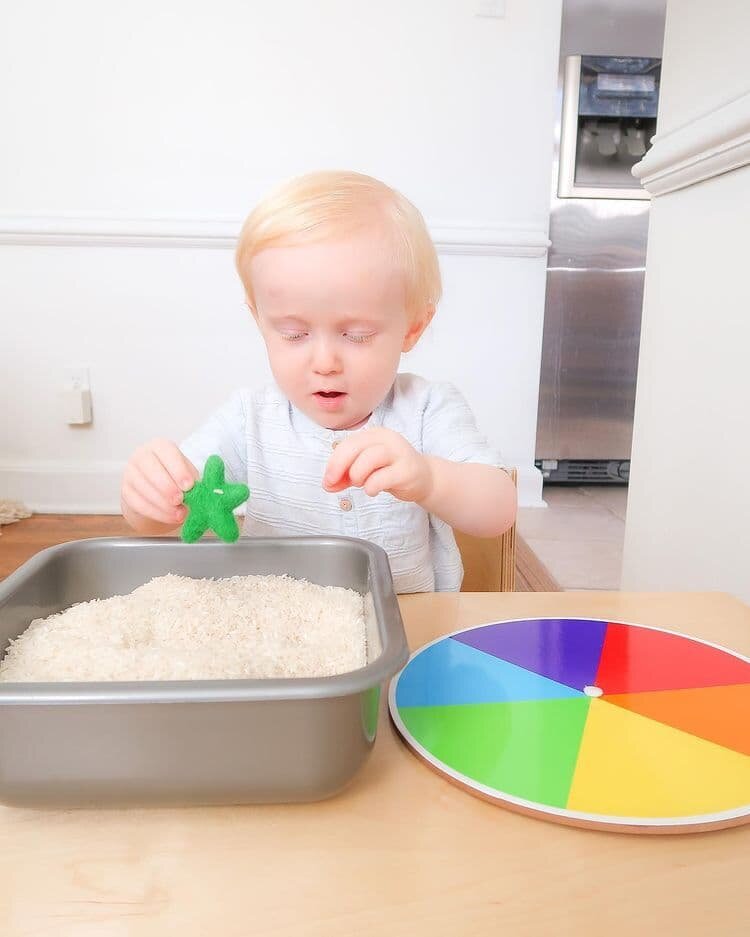 Я показала сыну, как найти объект и сопоставить его с цветом на круге, а затем позволила сыну взять инициативу на себя