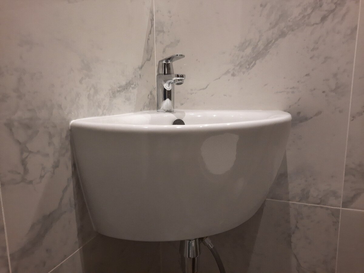 Угловая раковина со смесителем. Фото автора.
