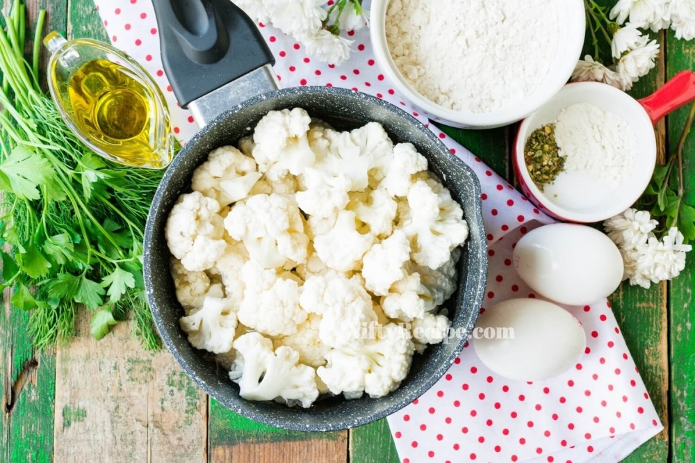 1. Wash cauliflower and sort it into small inflorescences. Let's put it in a ladle or a pan with boiling water. Blanch cauliflower for 5 minutes, then drain water and cool it to room temperature.