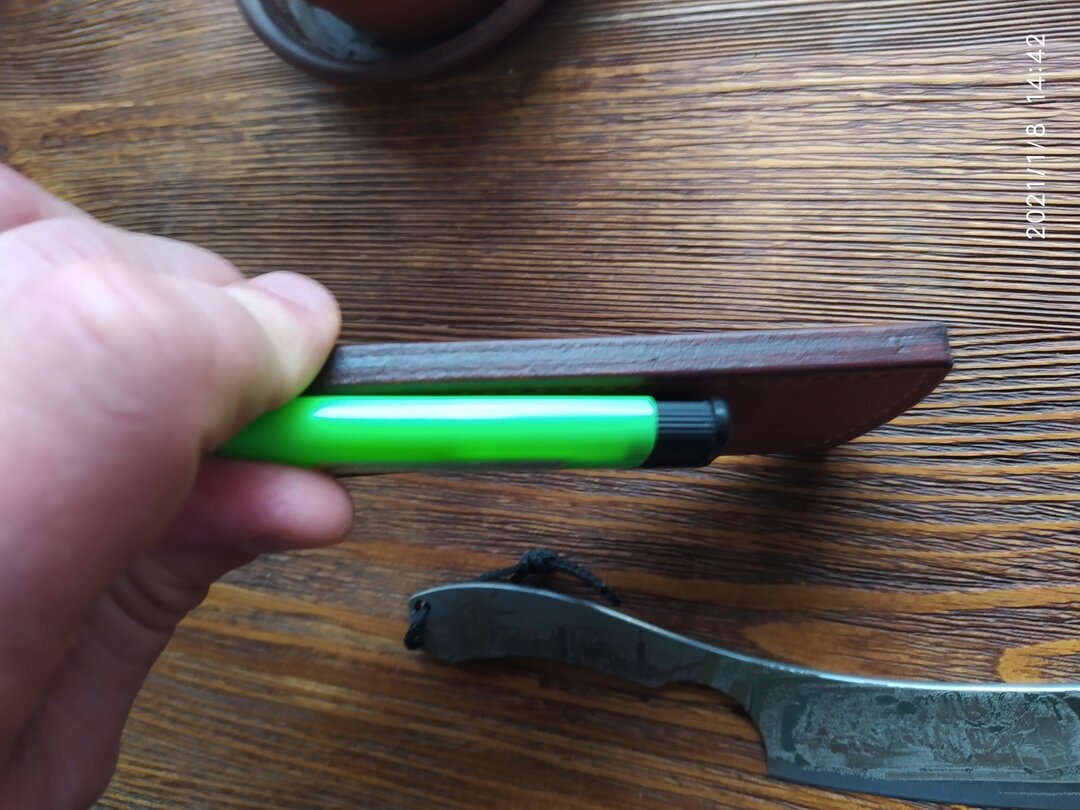 Кожаный чехол по сравнению с зажигалкой, толщиа