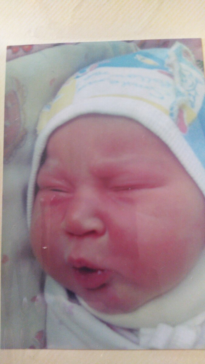 Вон еле глаз открывает. 