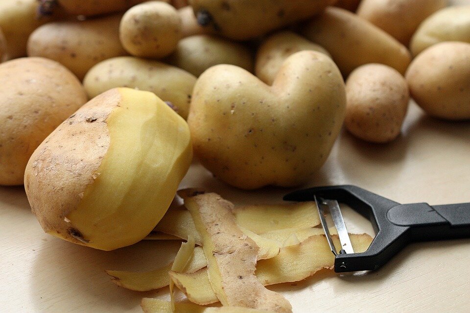 картофельные шкурки улучшают пищеварение