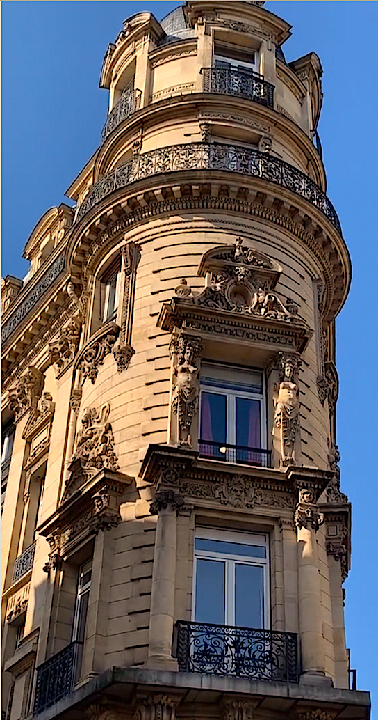 Жилой дом в Париже. Иллюстрация недвижимости в центральных районах французской столицы.