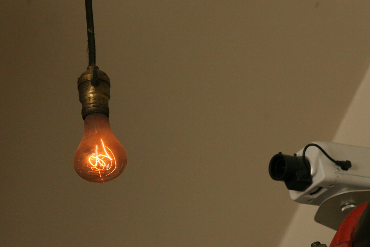 Можно ли лампой. Столетняя лампа Ливермор. Ливермор лампочка которая горит 110 лет. Лампочка в пожарной части города Ливермора. Лампа горящая с 1901 года.