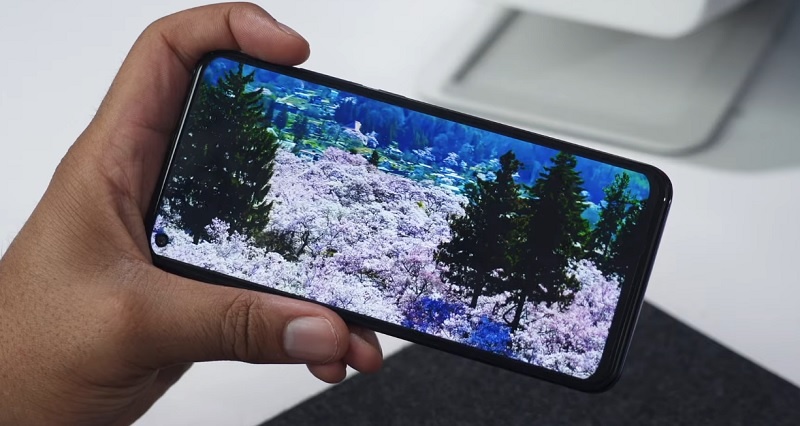 Большой дисплей TCL 10L с аккуратным вырезом под фронтальную камеру. Скрин: YouTube-канал Kevin The Tech Ninja 