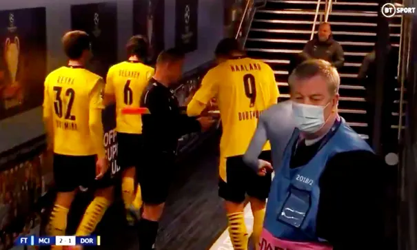 Эрлинг Хааланд подписывает контракт с румынским помощником арбитра Октавианом Совре после матча дортмундской "Боруссии" с "Манчестер Сити" во вторник. Фото: BT Sport