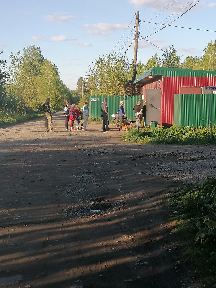 На фото небольшая очередь. И не самые колоритные персонажи.