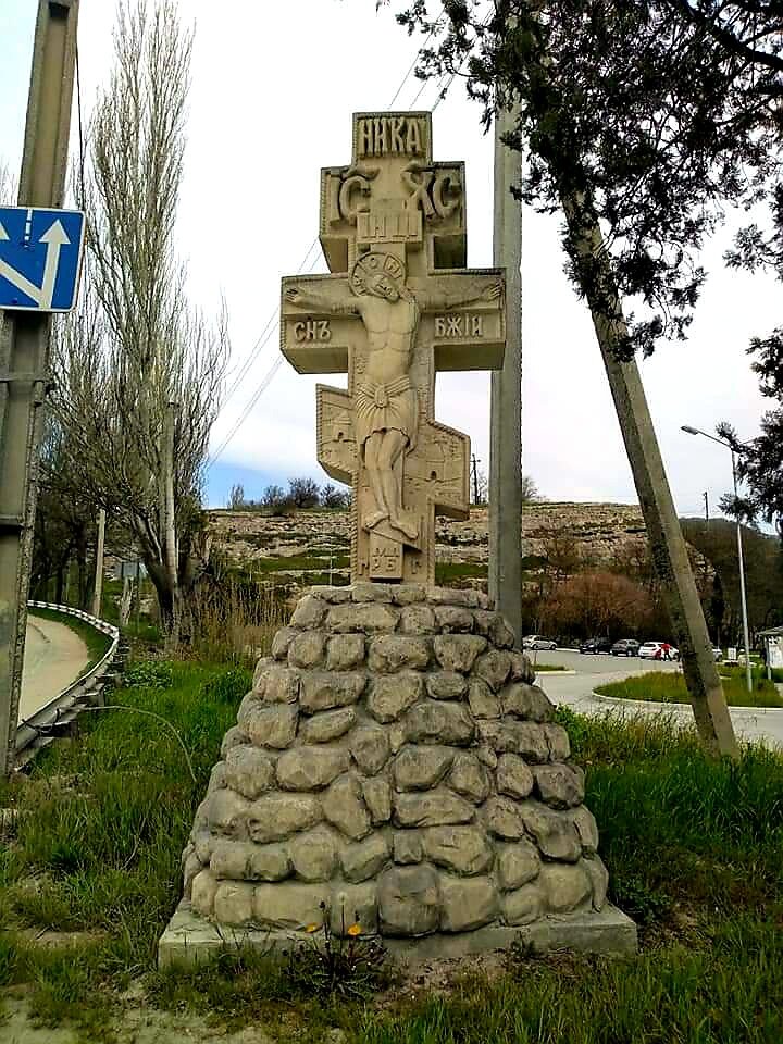  Крест перед въездом на территорию монастыря. (Фото из личного архива автора).