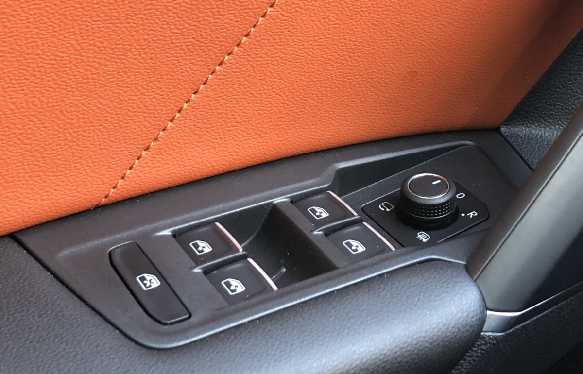 Панель с шайбой управления боковыми зеркалами. Фото с Drive2.ru