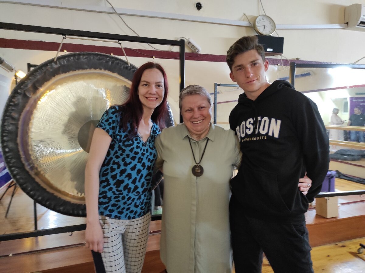 Слева направо: я, Ольга и мой друг после медитации