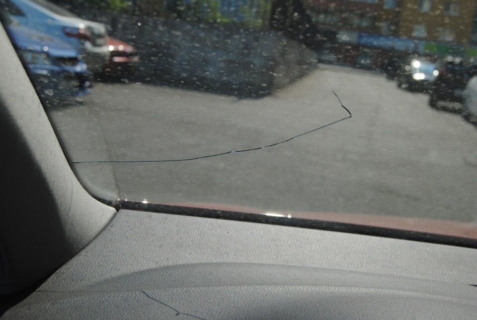 трещина на лобовом стекле после использования солнцезащитного экрана