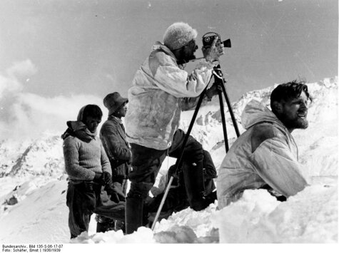 Фотография, сделанная во время экспедиции Эрнста Шефера в Тибет, 1938-1939 гг. Федеральный архив Германии (нем. Bundesarchiv), Кобленц. Источник: https://commons.wikimedia.org/w/index.php?title=Category:Photographs_by_Ernst_Sch%C3%A4fer&fileuntil=Bundesarchiv+Bild+135-S-05-06-04%2C+Tibetexpedition%2C+Landschaftsaufnahme.jpg#mw-category-media