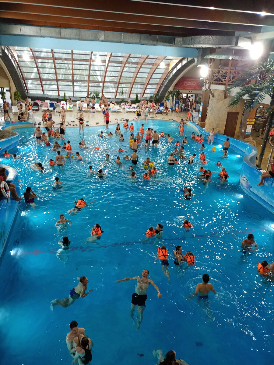 народу полно