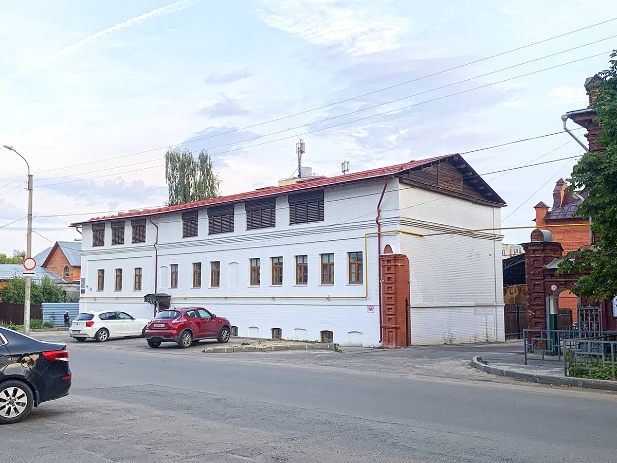 Набойный цех, рядом кирпичный особняк Фокиных, фото автора