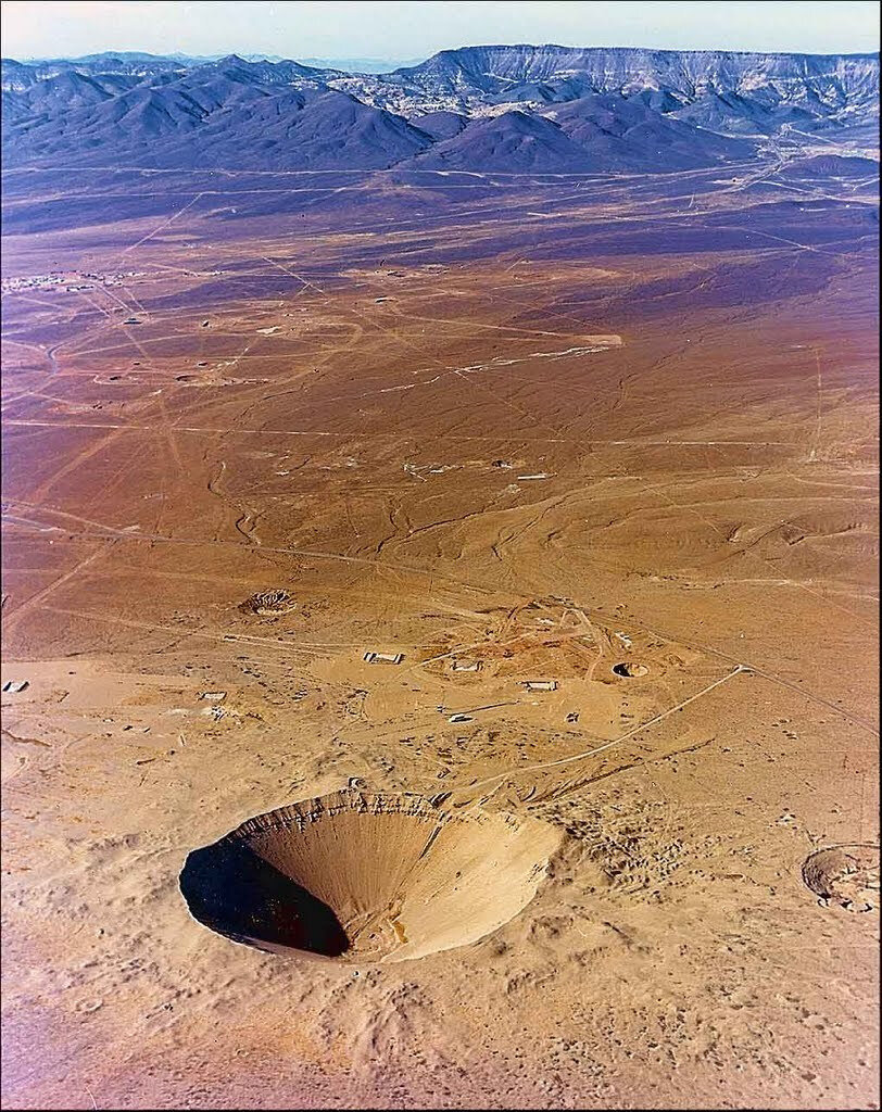 Место ядерного взрыва. Кратер в Неваде. Невадский испытательный полигон. Полигон Невада кратер от ядерного взрыва. Пустыня Невада кратеры.