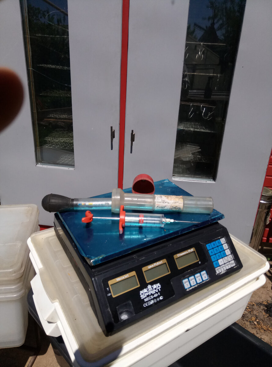 Дополнительное оборудование. Весы, солевой ориометр,шприц-инектор.контейнеры для засола продукта,канистры под соляной раствор.