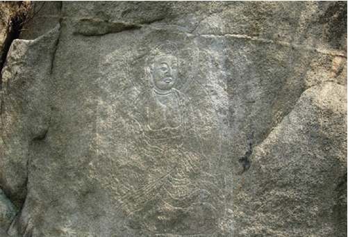 Будда, вырезанный на скале горы