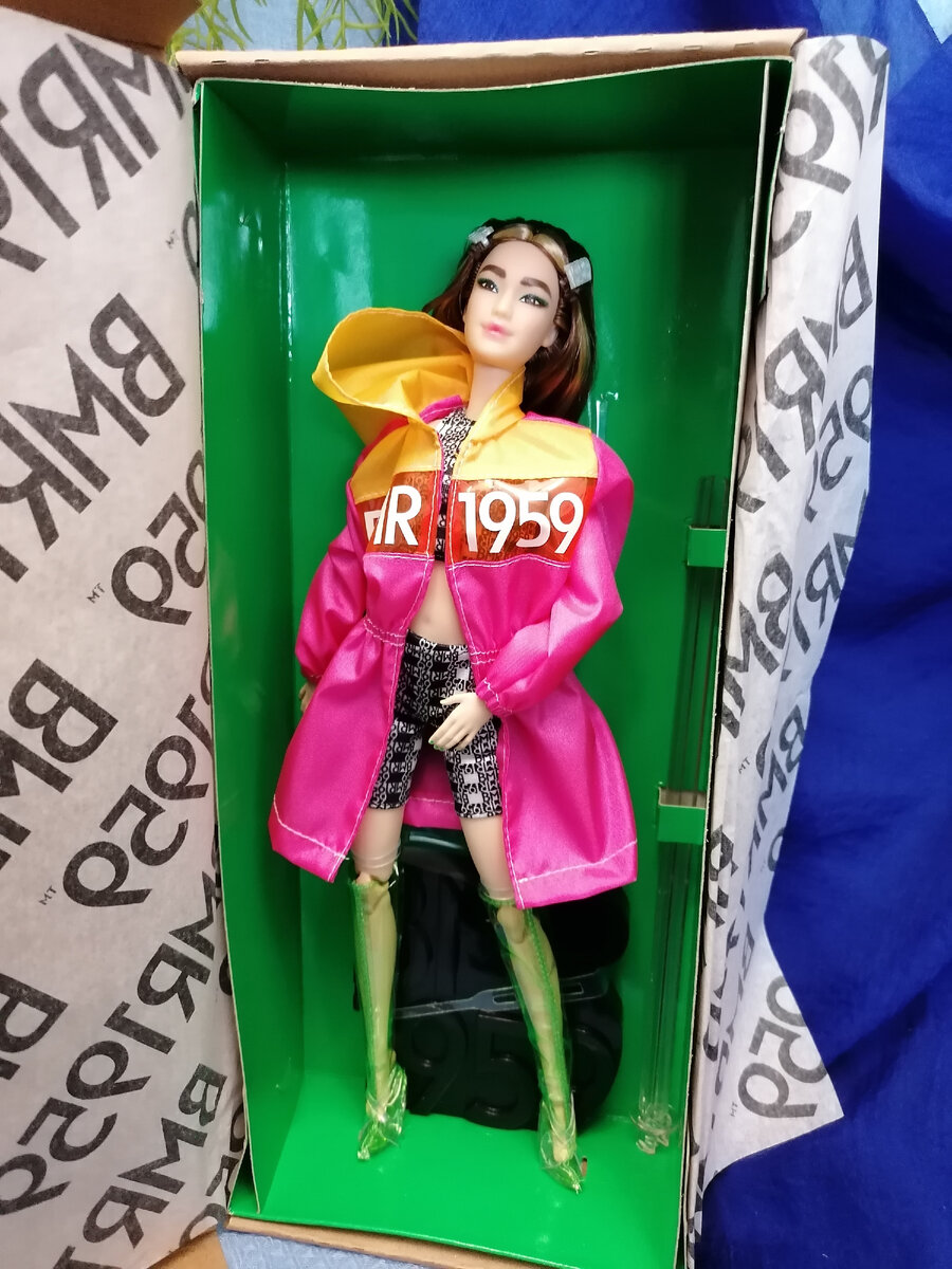 Куколка на зеленой подложке. (фото автора)