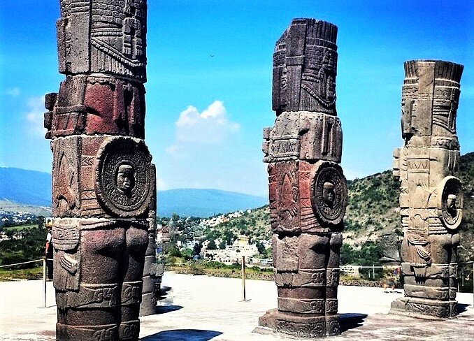 Вид сзади идолов