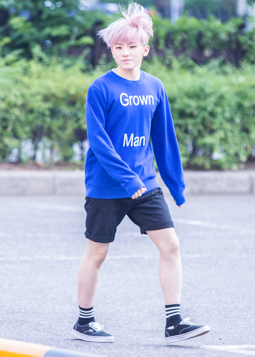 Посмотрите на надпись на одежде)