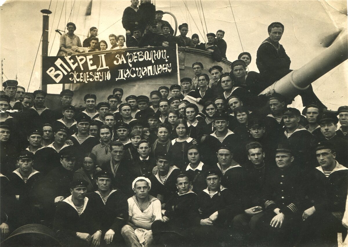 1922, 16 октября - V Всероссийский съезд Российского коммунистического союза молодежи на торжественном заседании принял решение о шефстве комсомола над Военно-морским флотом.