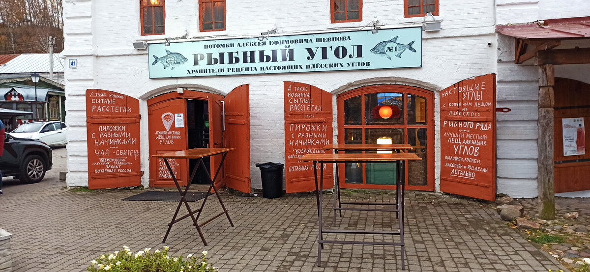 Перекусить можно как внутри, так и на улице. 