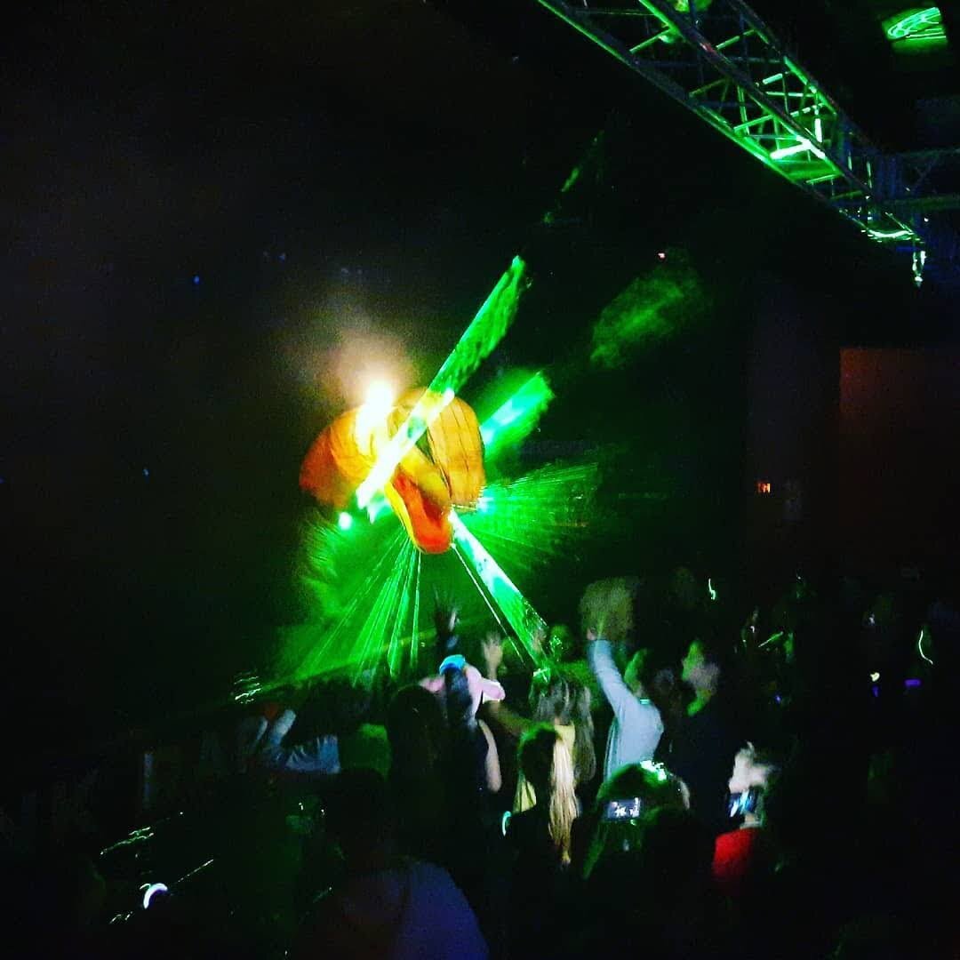 Отрывок из шоу Петербургского артиста Павла Зыкова ( свободного художника)