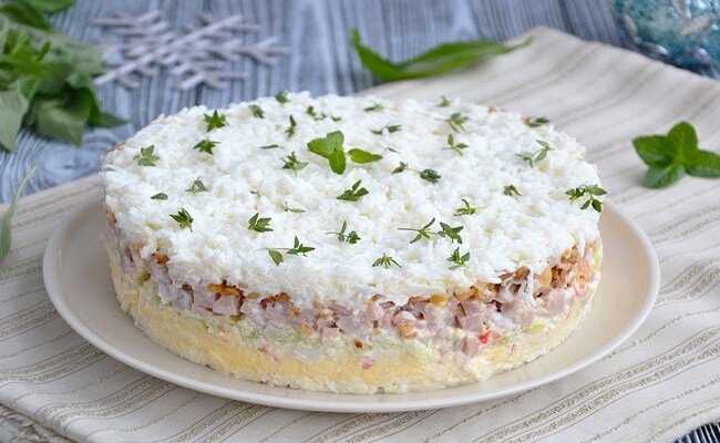 В новогоднюю ночь хочется приготовить что-то не только вкусное, но и совсем необычное. И в этом случае настоящей палочкой – выручалочкой станет салат "Снежная королева".