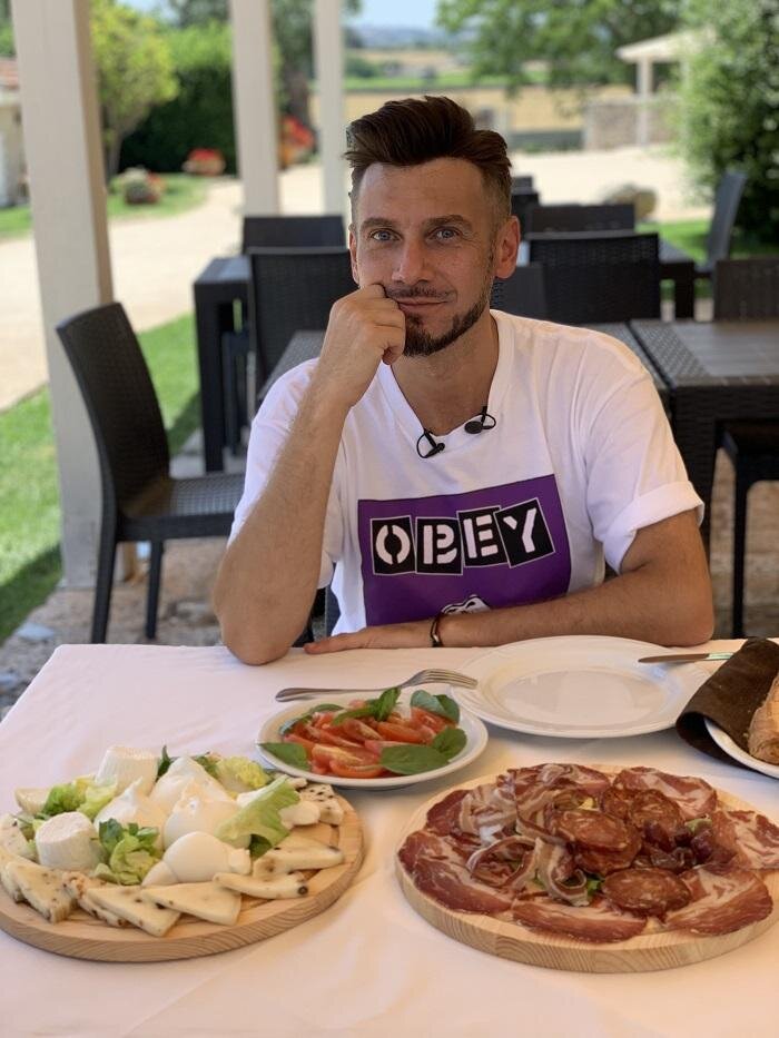 Андрей Разыграев дегустирует. Фото из открытого источника  teleprogramma.pro
