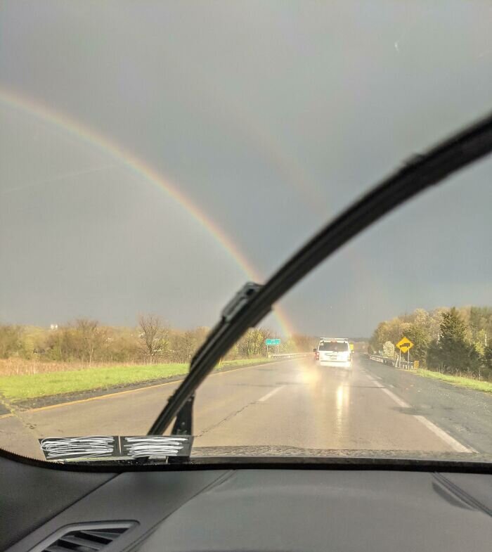 Источник: https://www.reddit.com/r/mildlyinteresting/comments/mv50jj/i_saw_the_end_of_the_rainbow_today