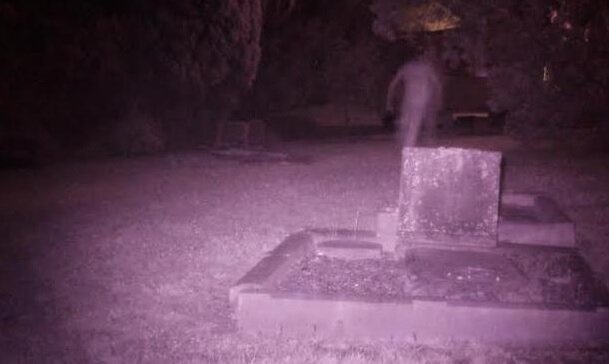 Фото скачано из интернета.http://ghostsnghouls.com/ghost-photo-graveyard/