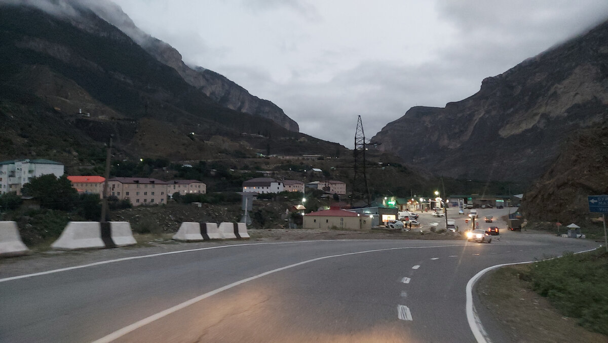 В центре Федеральный пост ДПС по трассе Буйнакск-Хунзах. Едем со стороны Ботлиха.