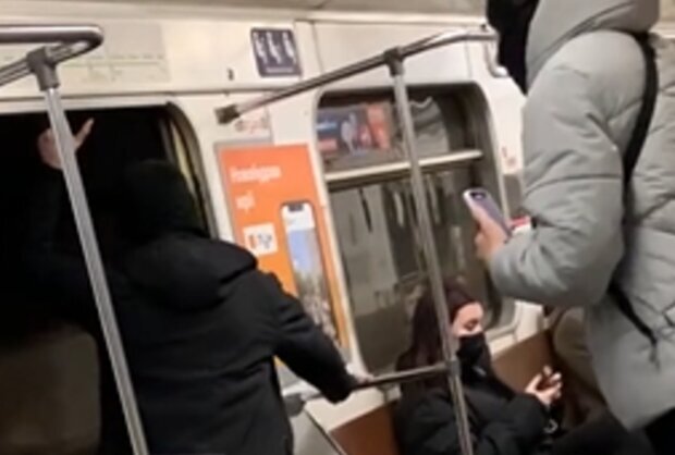 Поезд метро едет с открытыми дверьми